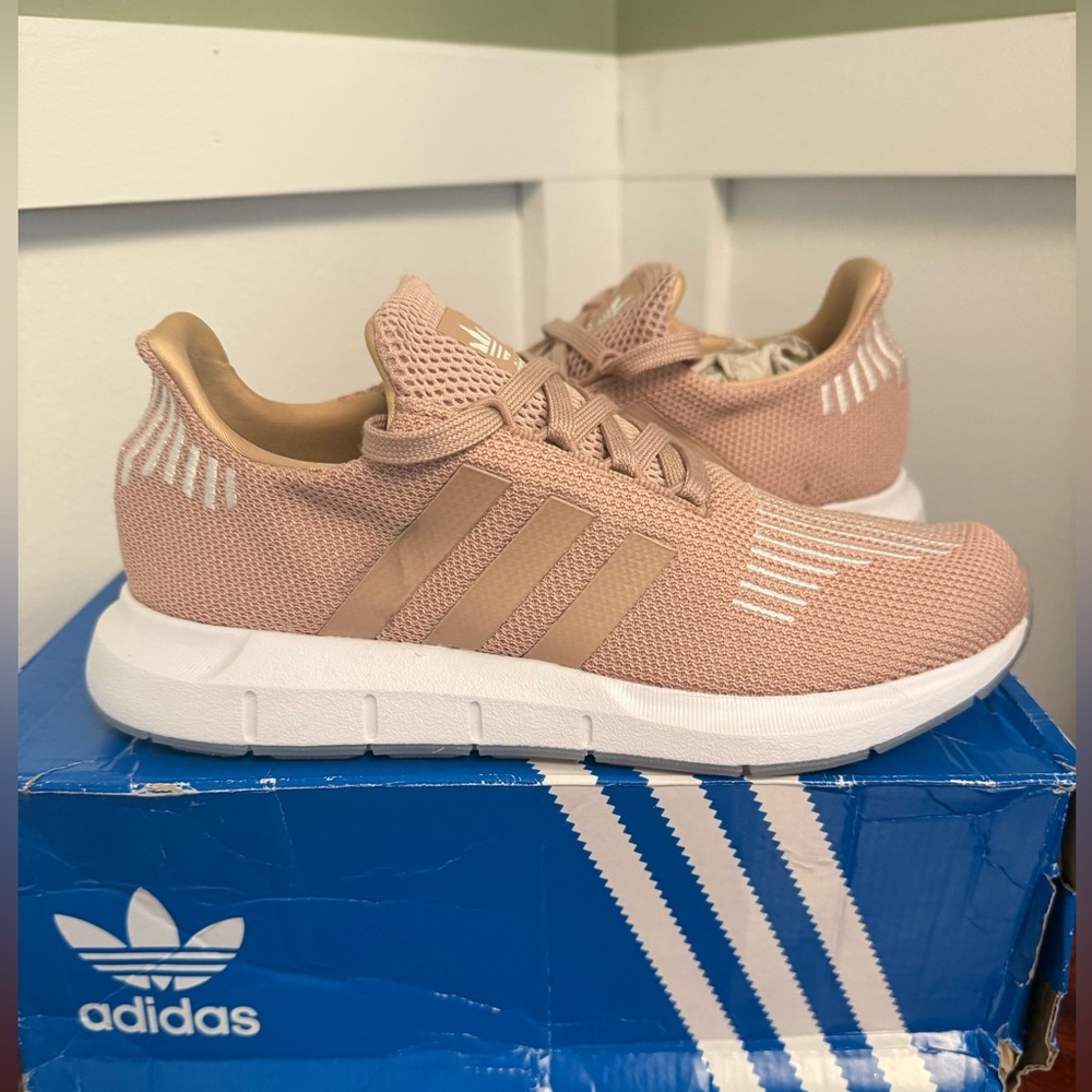 New! adidas Originals Women’s Swift Running Shoe Ash Pearl/Off White - Picture 2 of 7